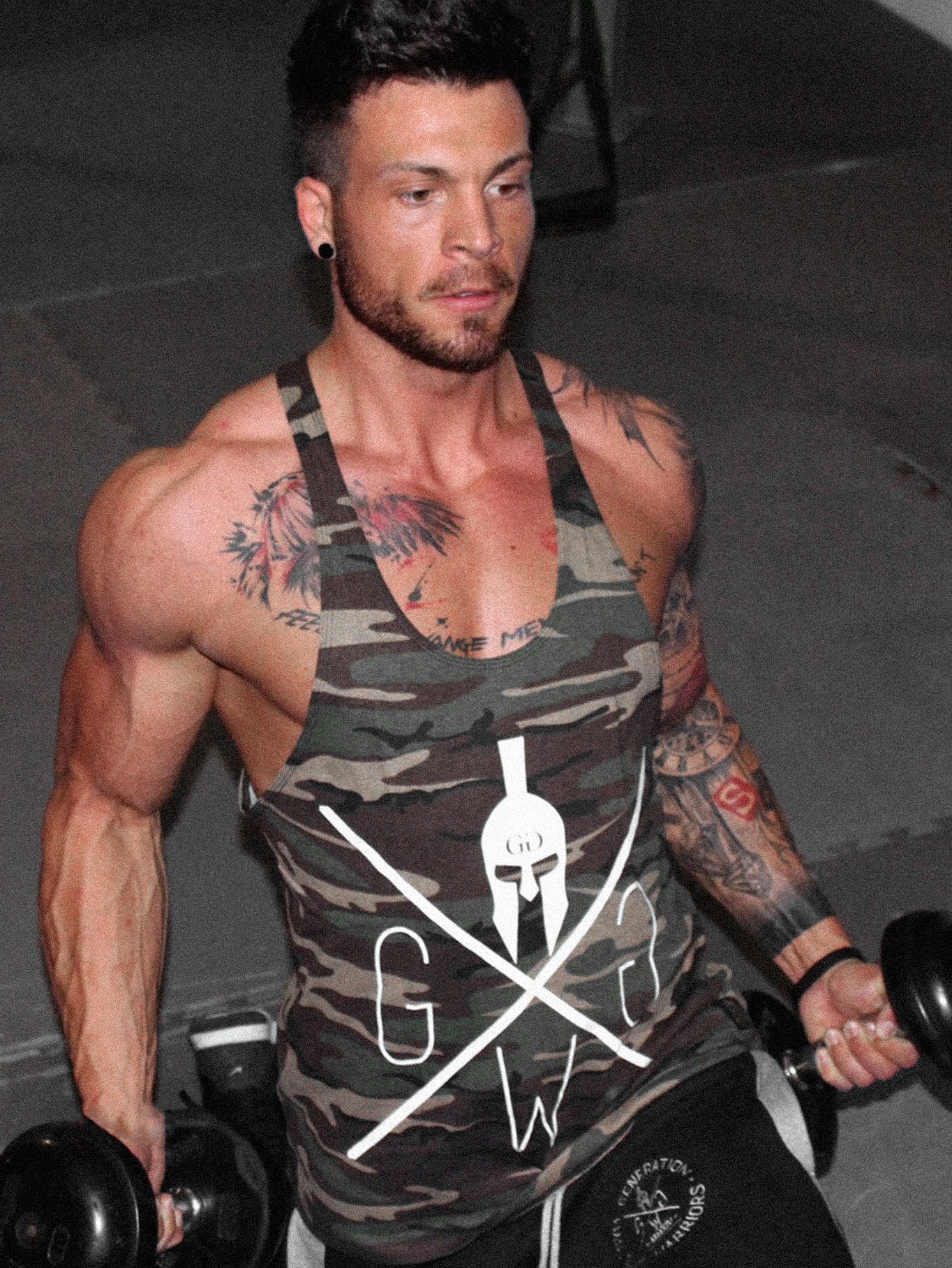 Bodybuilding Tank Top im Camouflage Look von Gym Generation getragen von muskulösem Mann im Fitnessstudio 