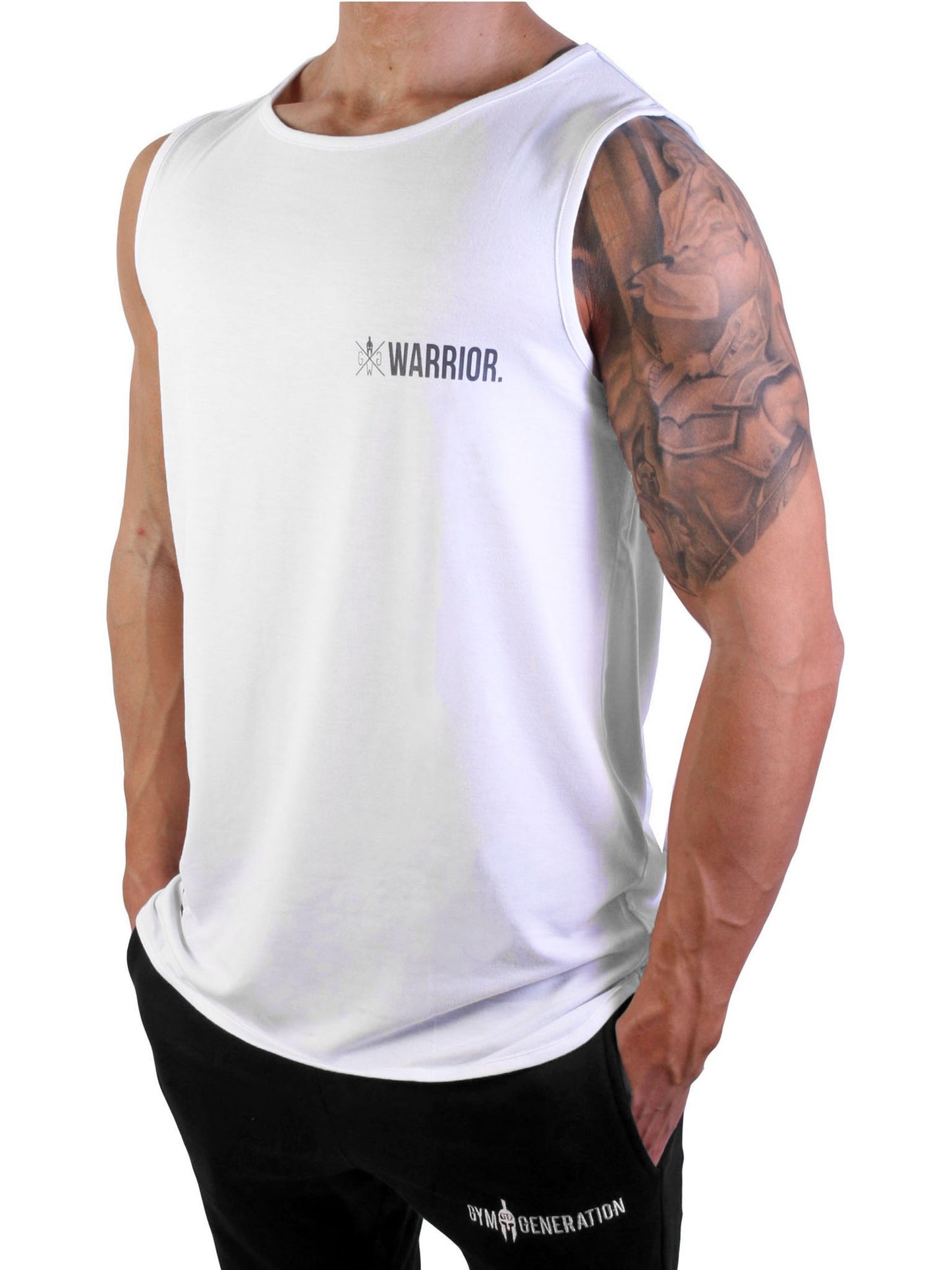 Fitnessmodel trägt das Gym Generation Fitness Tank Top 'Warrior' in Weiß, mit Warrior-Logo auf der Brust, und eine sportliche Hose.