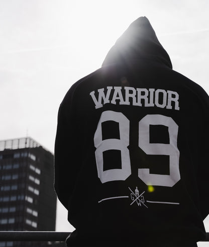 Gym Generation Herren Hoodie in Schwarz mit "Warrior 89" Logo für Fitness und Freizeit
