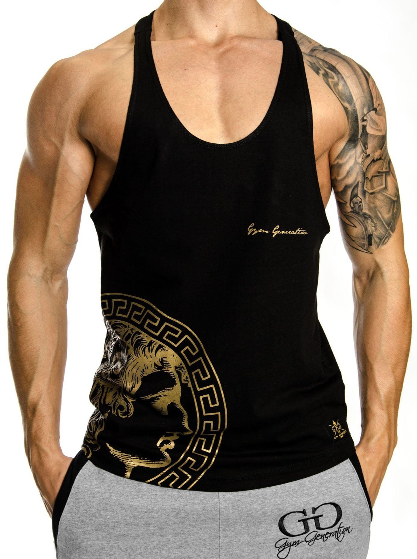 Gym Generation Stringer Tank Top für Herren in Schwarz mit goldenem Alexander dem Großen Print – Vorderansicht