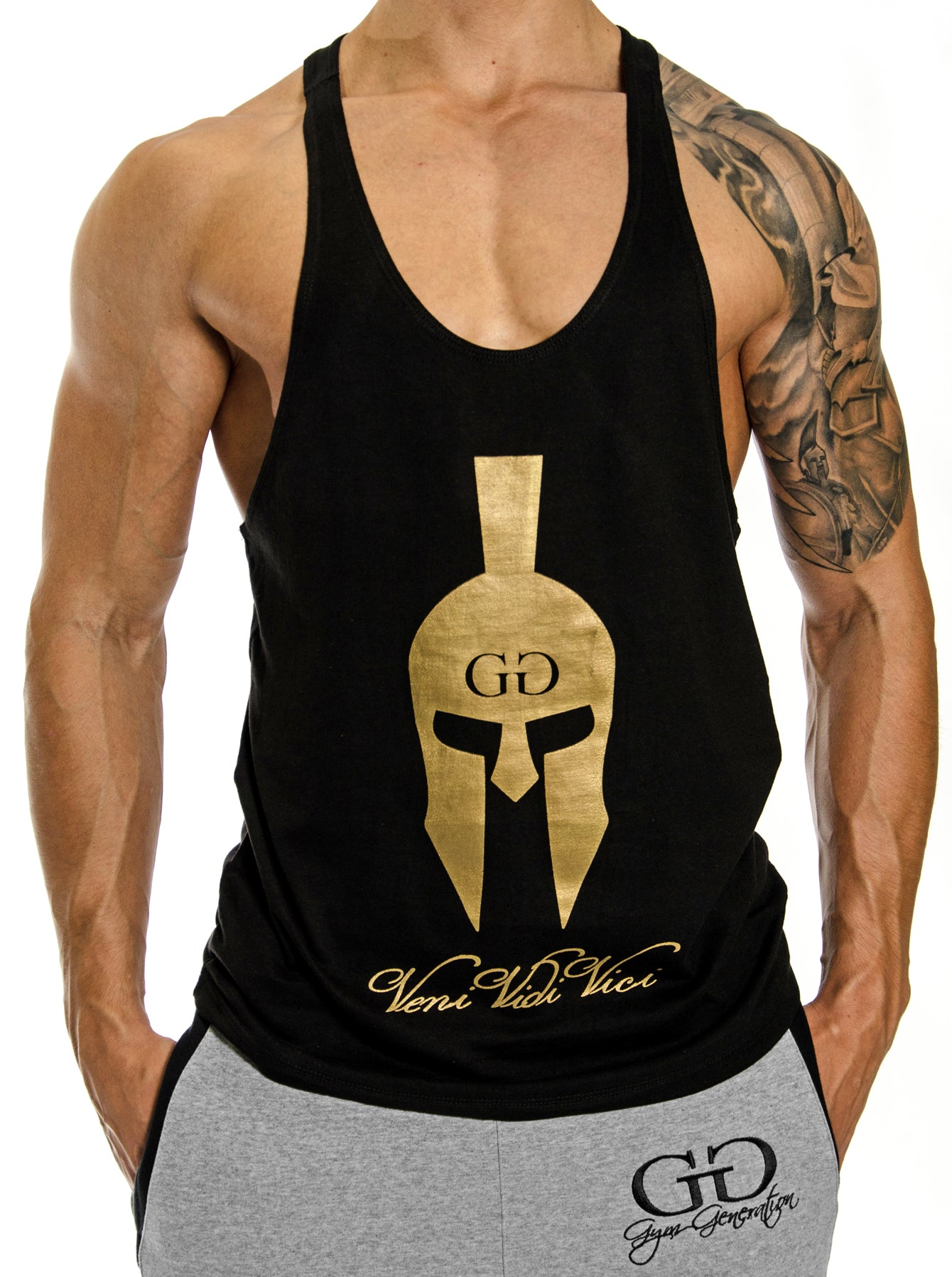 "Schwarzes Stringer Tank Top 'Veni Vidi Vici' mit goldenem Spartaner Helm Print – Vorderansicht