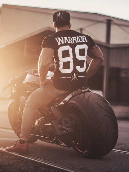 Warrior 89 T-Shirt getragen von Mann uf Motorrad