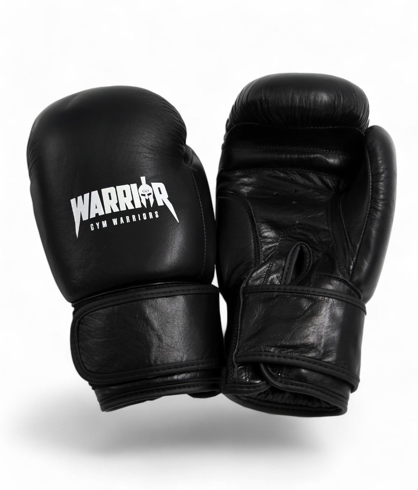 Schwarze Gym Warriors Boxhandschuhe mit markantem Logo für effektives Training.