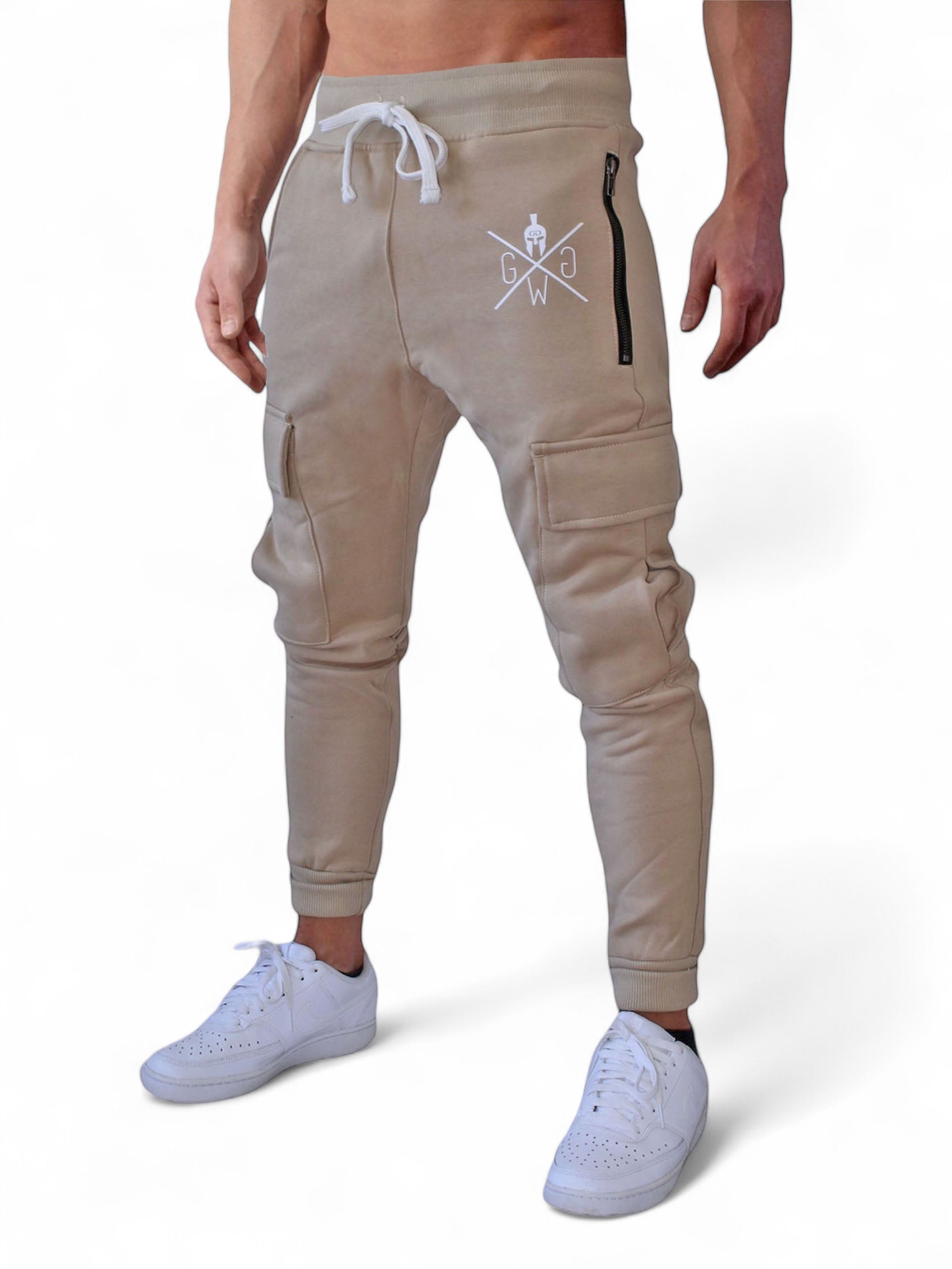 Beige Herren Cargo Trainerhose von Gym Generation, lässige Loose-fit-Passform mit praktischen Beintaschen, ideal für Freizeit und Gym