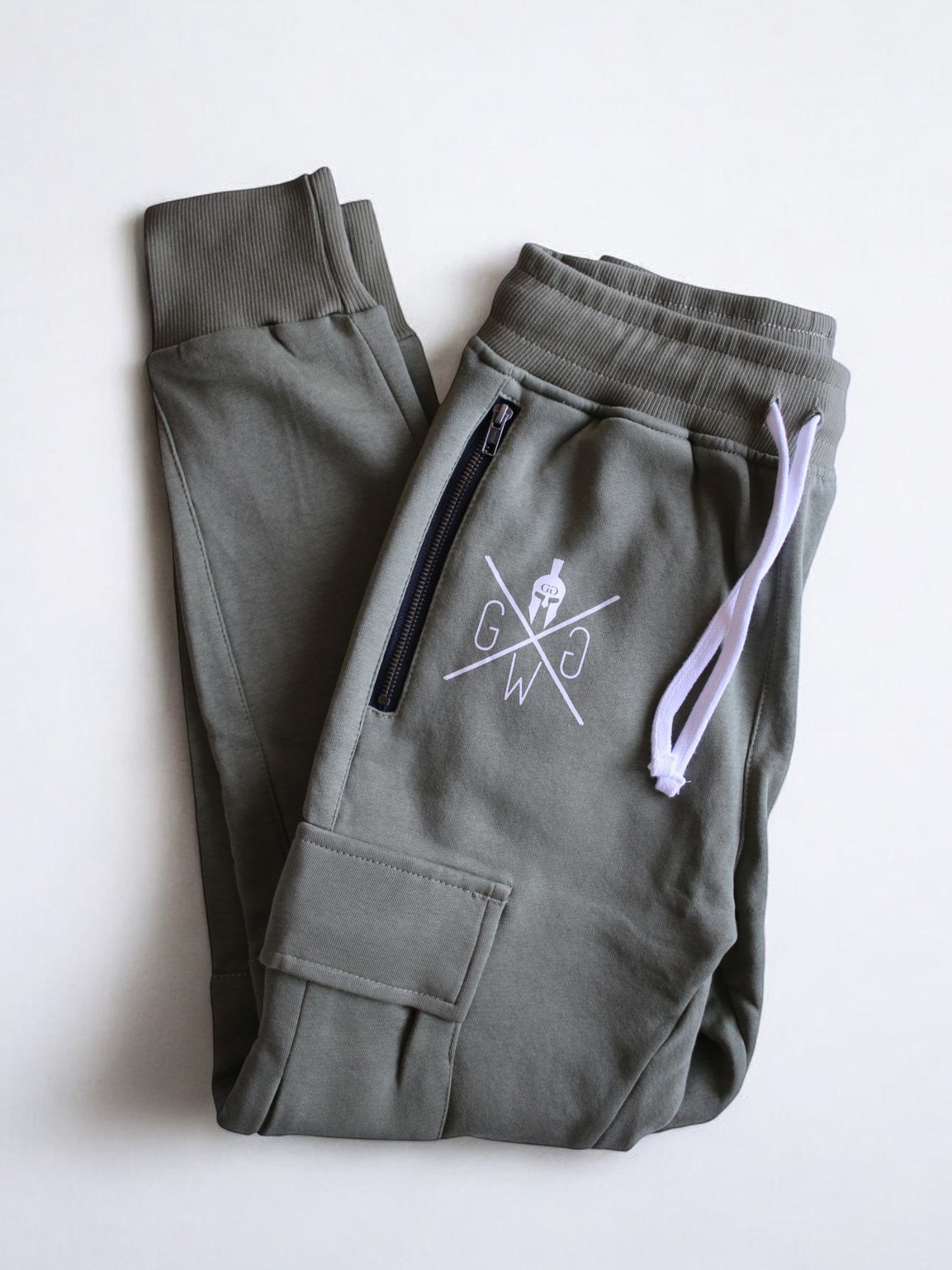 Herren Cargo Jogginghose in Olive – stylisches Design von Gym Generation, optimal für Fitness, Outdoor und urbanen Lifestyle.