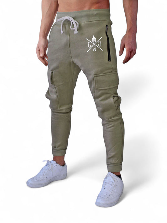 Olivefarbene Herren Cargo Trainerhose von Gym Generation, kombiniert Komfort und Stil im Urban-Look