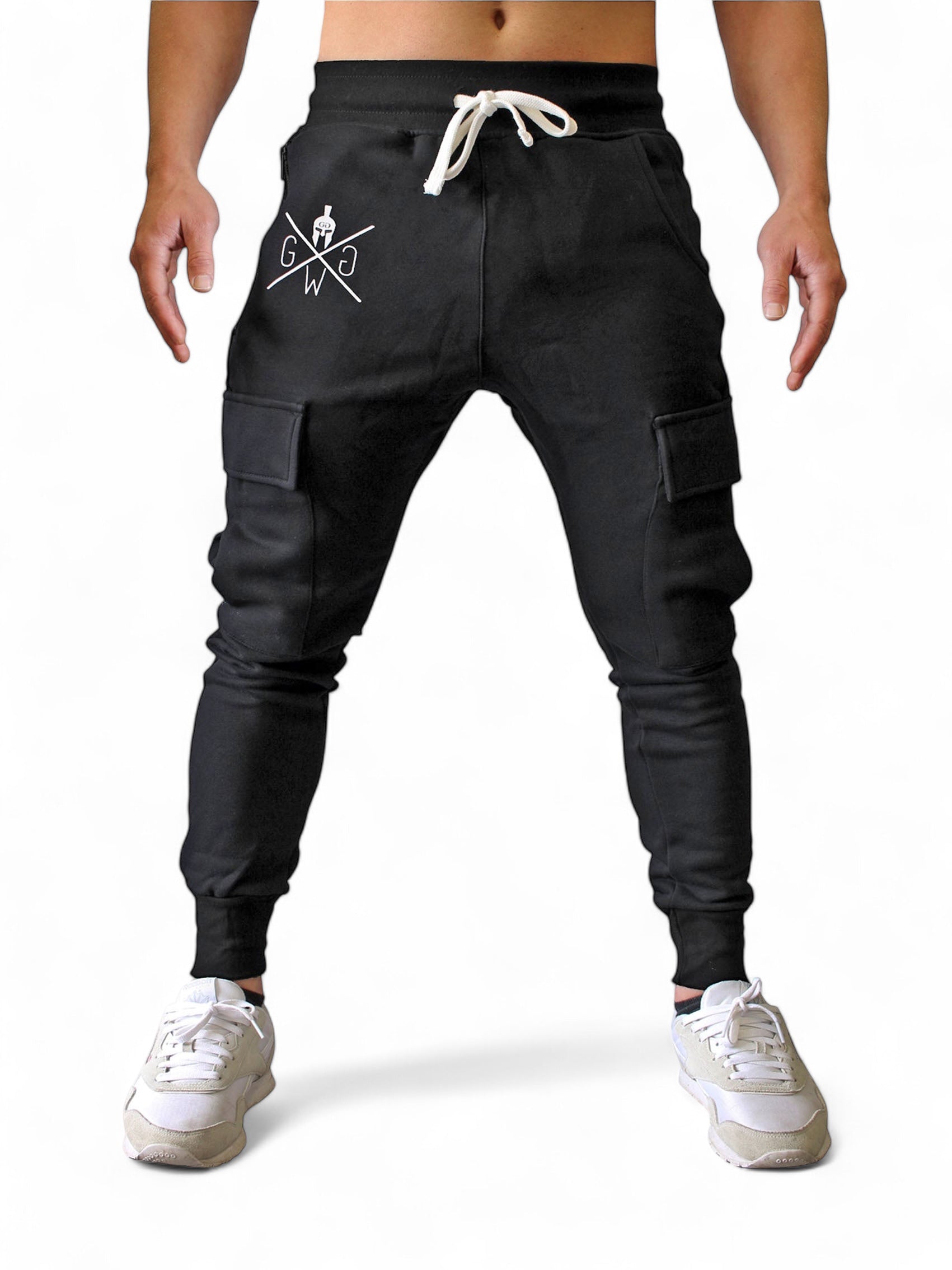 Moderne schwarze Cargo Trainerhose von Gym Generation mit dezentem Spartaner-Logo für athletischen Look.