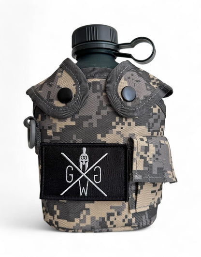 Camo Feldflasche von Gym Generation – Strapazierfähige 1L Trinkflasche mit Schraubverschluss, individualisierbarem Patch-Design und stabilen Halteklammern.