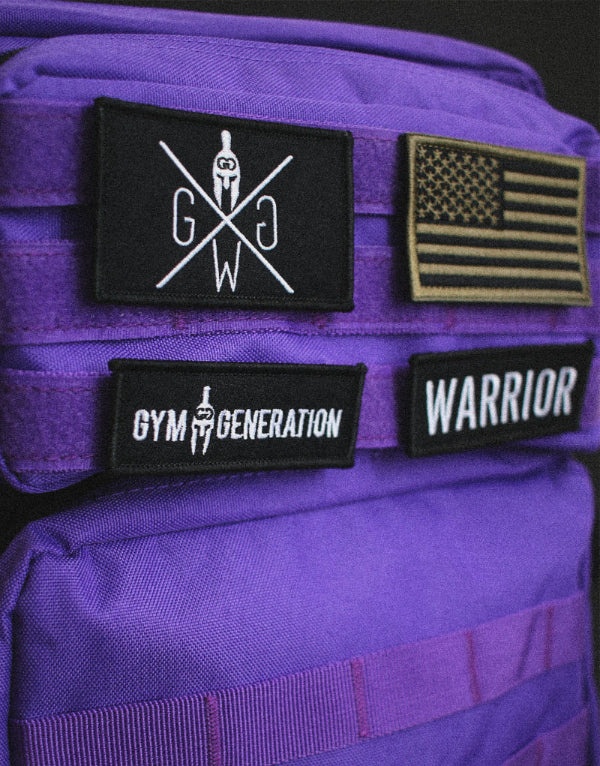 Retro Purple Adventure Rucksack – 45L Fitness- und Reise-Rucksack von Gym Generation, stylisch und robust, mit Spartaner-Patch und USA Flagge Patch.