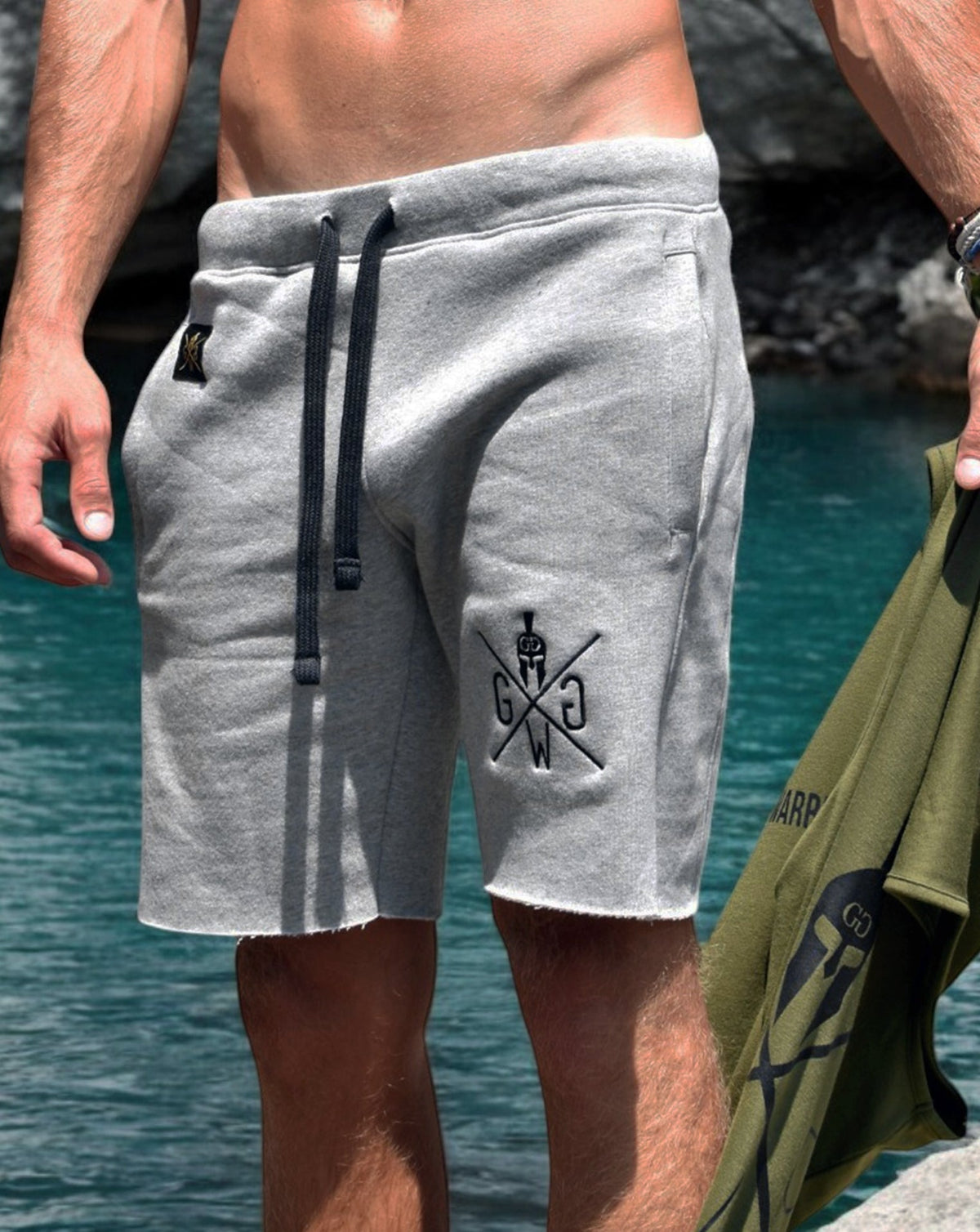 Herren Fitness Shorts Grau von Gym Generation mit ausgefranstem Saum, ideal für Training und Freizeit.