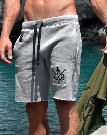 Herren Fitness Shorts Grau von Gym Generation mit ausgefranstem Saum, ideal für Training und Freizeit.