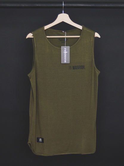 Gym Generation Fitness Tank Top Warrior in Olive, Vorderseite auf einem Kleiderbügel präsentiert, ideal für Training und Freizeit.