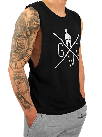 Gym Tank Top Schwarz von Gym Generation – Herren Fitness Tank aus 100% Baumwolle mit weitem Armausschnitt und markantem Spartaner-Print, ideal für Training und Streetwear.