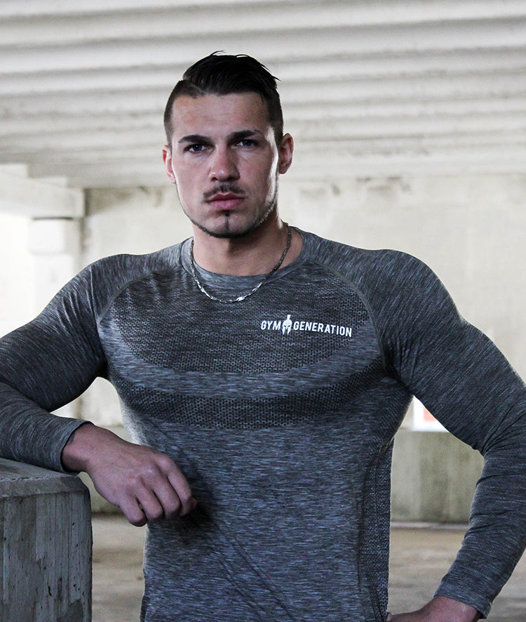 Atmungsaktives Sportshirt von Gym Generation in Grau-Melange, perfekt als Baselayer für intensives Training. Bietet Komfort, Flexibilität und stilvolles Design für Fitness und Outdoor-Aktivitäten.