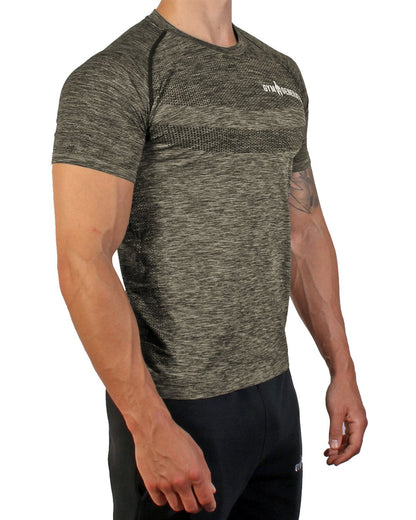 Fitness T-Shirt Herren Olive mit feuchtigkeitsableitendem Stoff und modernem Gym Generation Logo.