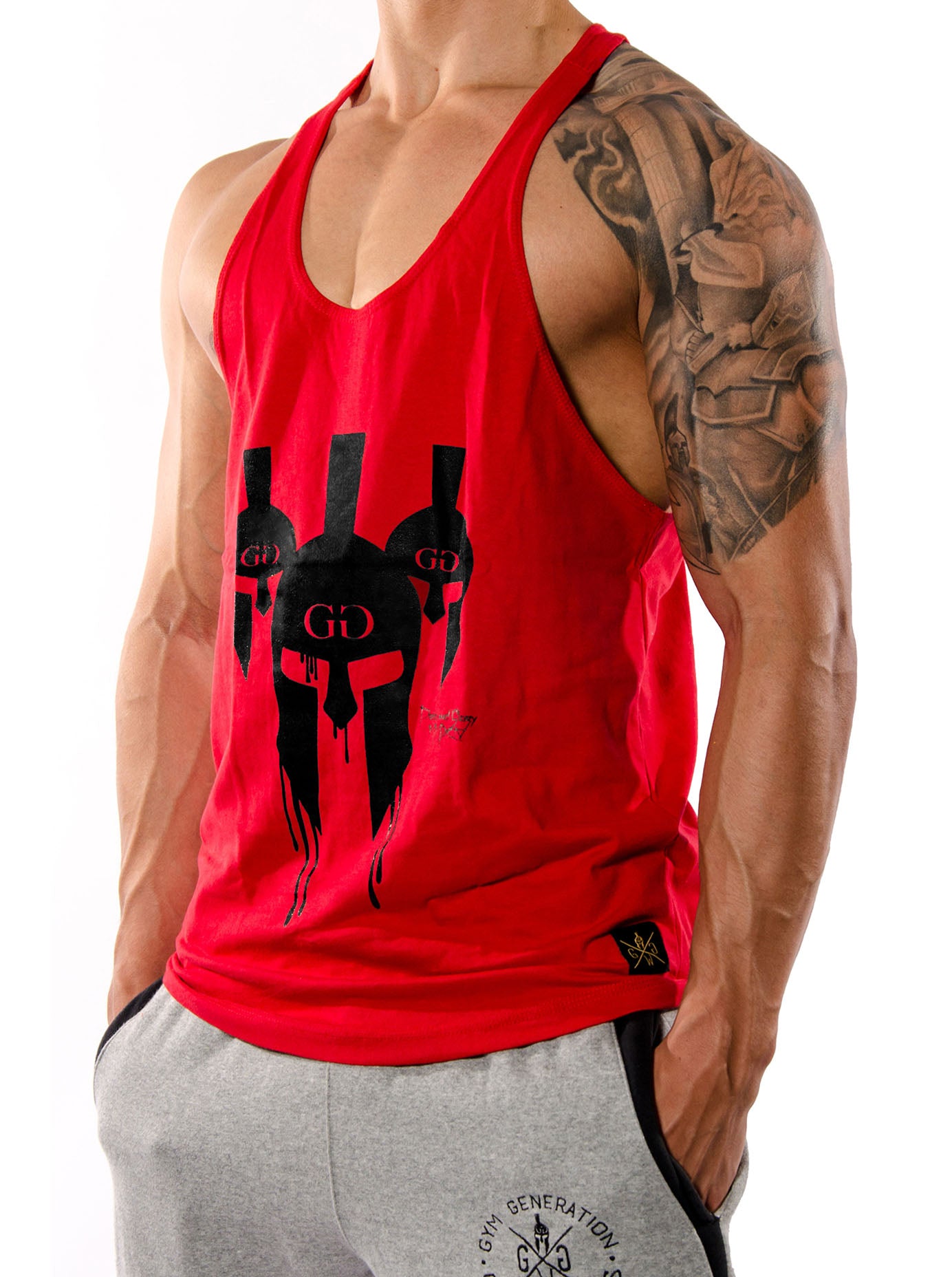 Stringer Tank Top Rot mit schwarzem Spartaner-Helm-Design, perfekt für Fitness und Lifestyle.