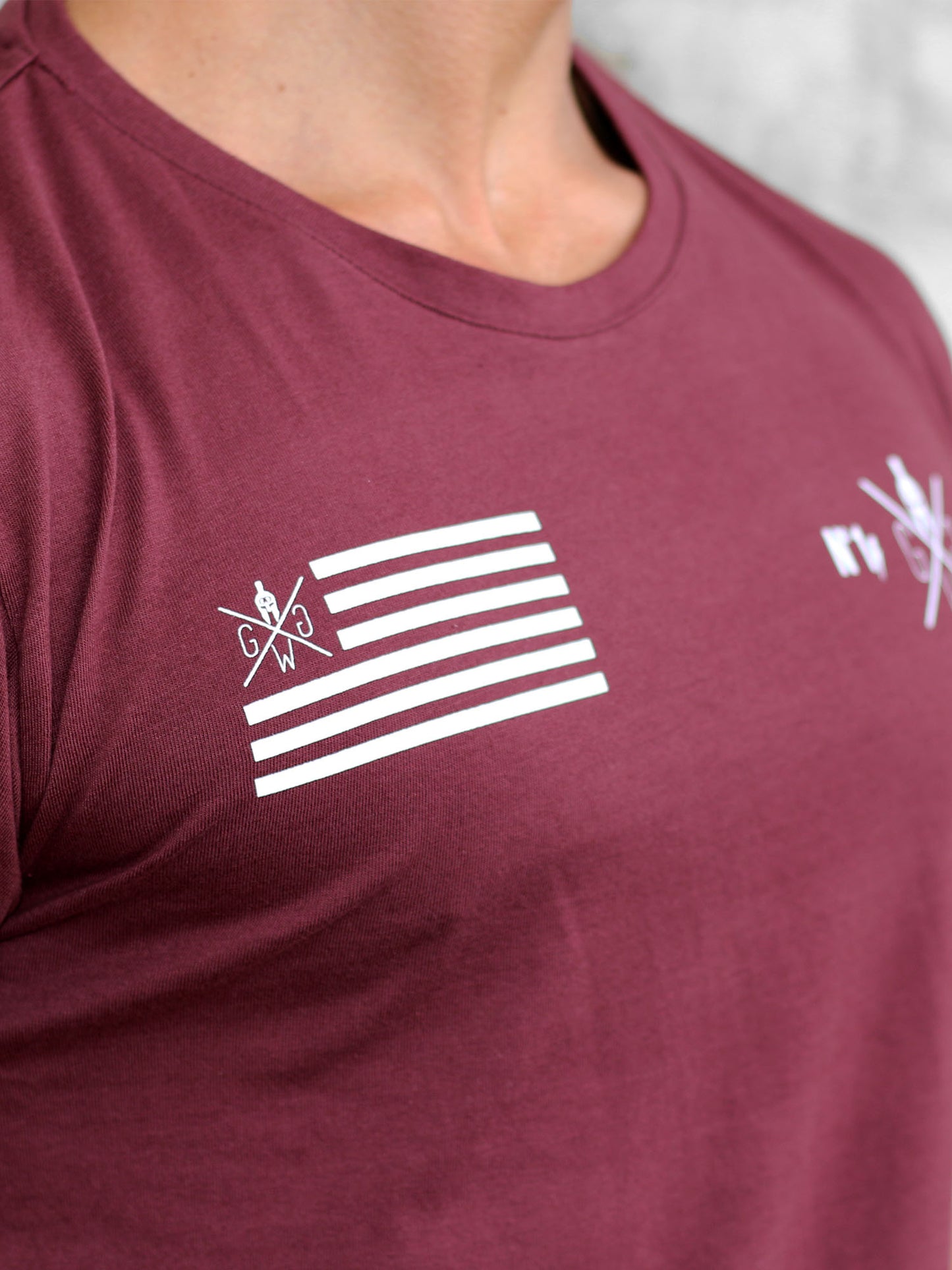 Bordeaux Rotes Warrior Gym T-Shirt – modernes Herren-Shirt mit auffälligem Rückenprint und minimalistischem Frontdesign, perfekt für Fitness und urbanen Style.