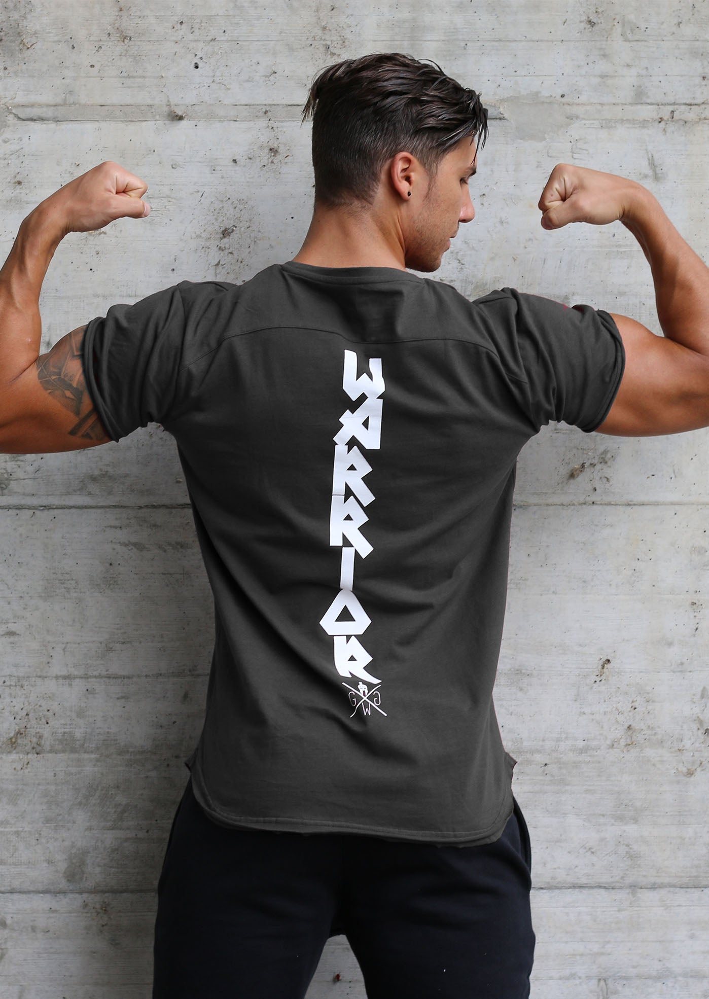 Gym Generation T-Shirt "Warrior" in Dunkelgrau – Rückansicht mit vertikalem "Warrior"-Print für kraftvolle Statements im Gym.