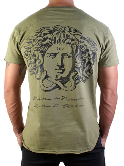 Olivefarbenes Gym Generation Herren T-Shirt mit Medusa-Design und stylischem Rückendruck.