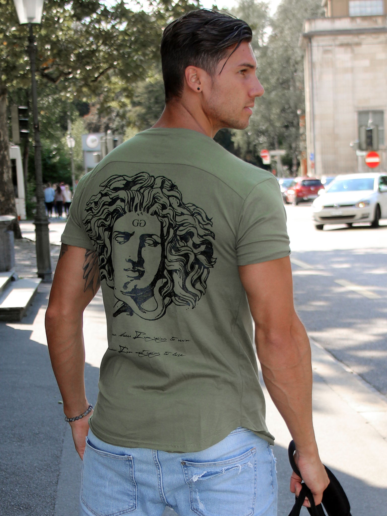 Gym Generation Herren Medusa T-Shirt in Olive mit markantem Medusa-Print auf der Rückseite – Lässiger Look für Fitness und Freizeit.