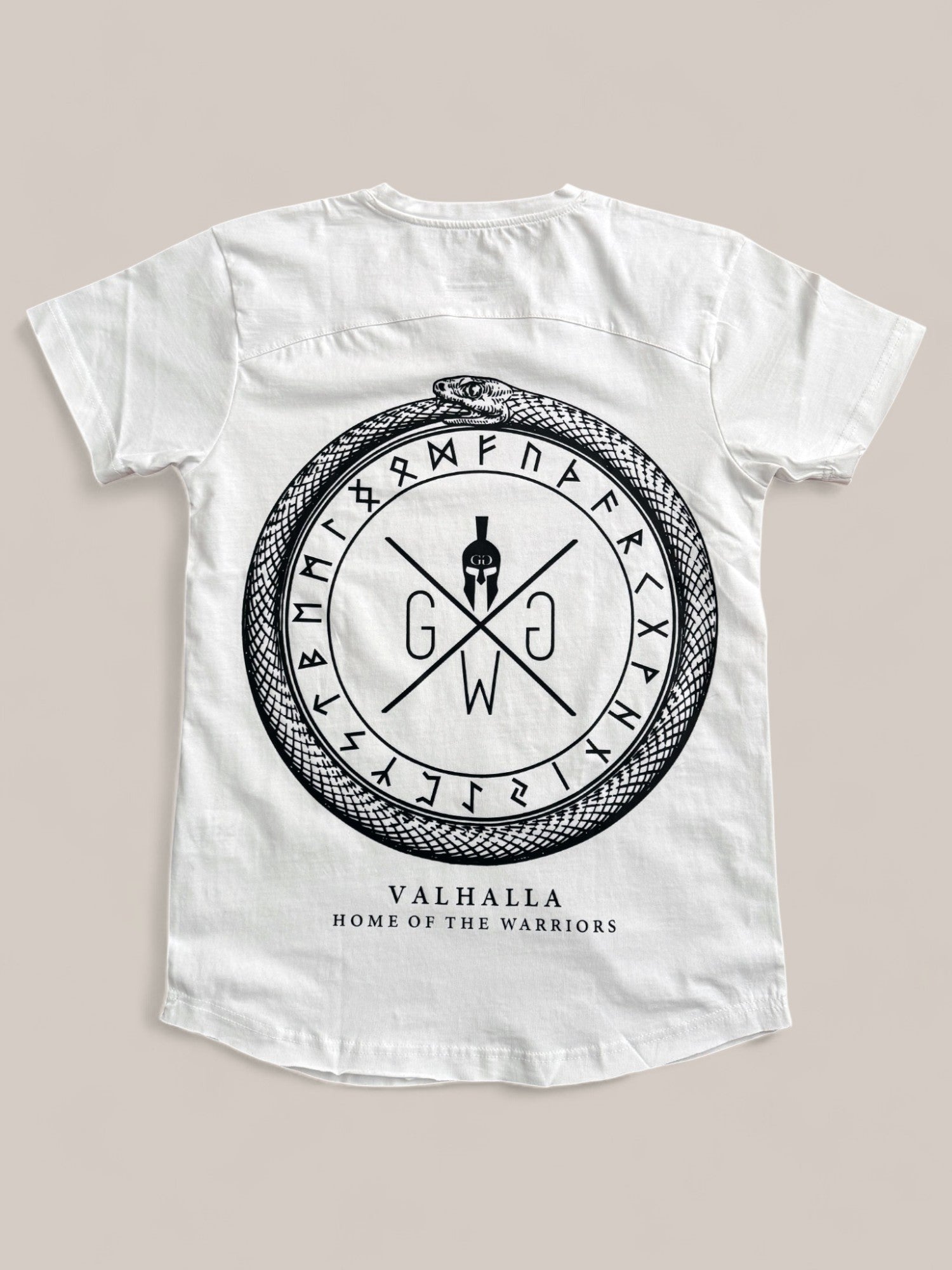 Valhalla T-Shirt in Weiß von Gym Generation mit Valhalla-Design. Rückenaufdruck zeigt ein Wikinger-inspiriertes Symbol: Runenkreis, gekreuzte Spartaner-Symbole und die Worte "Valhalla - Home of the Warriors". Perfekt für Fitness und Streetwear mit nordischem Flair.