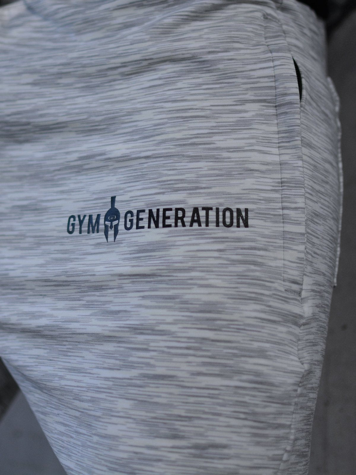 Weisse Sporthosen mit bekanntem Gym Generation Logo Print.