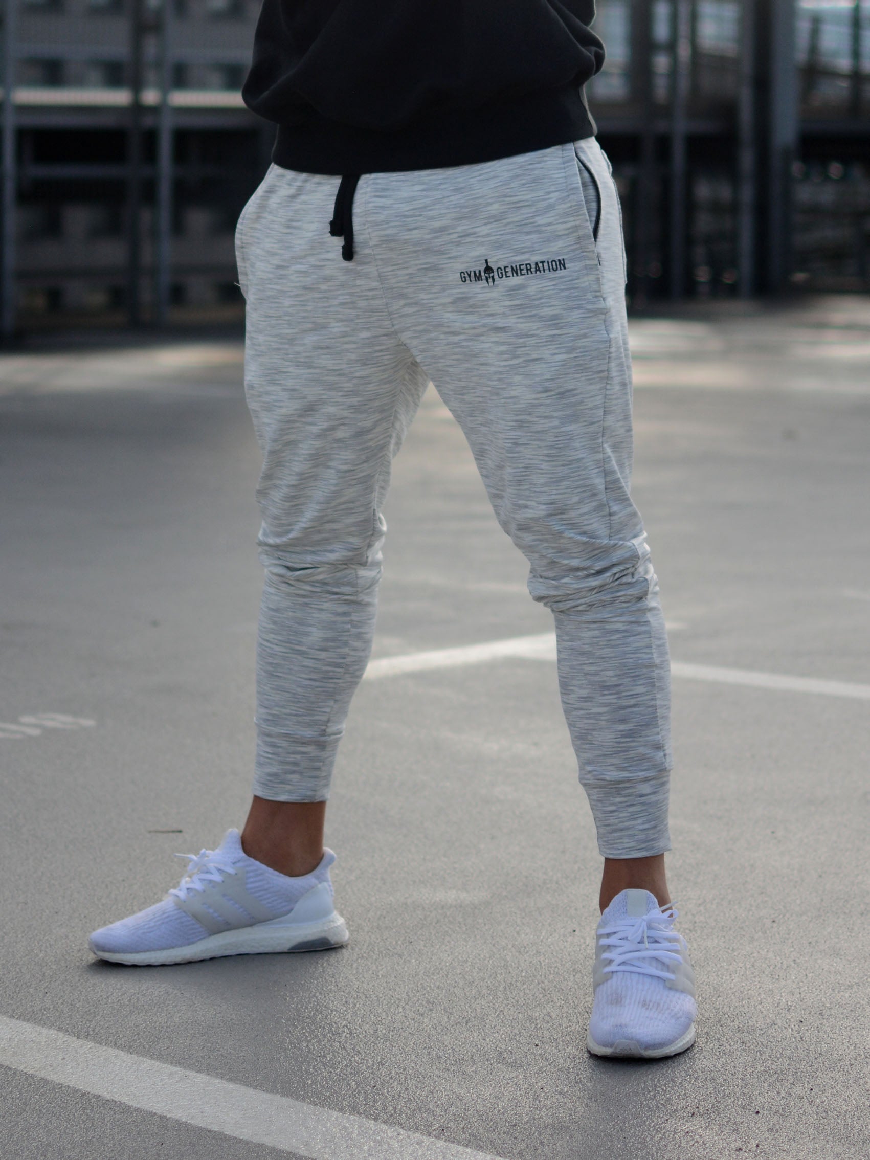 Off White Herren Sporthose von Gym Generation in trendigem Beige perfekt für sportliche Herren.