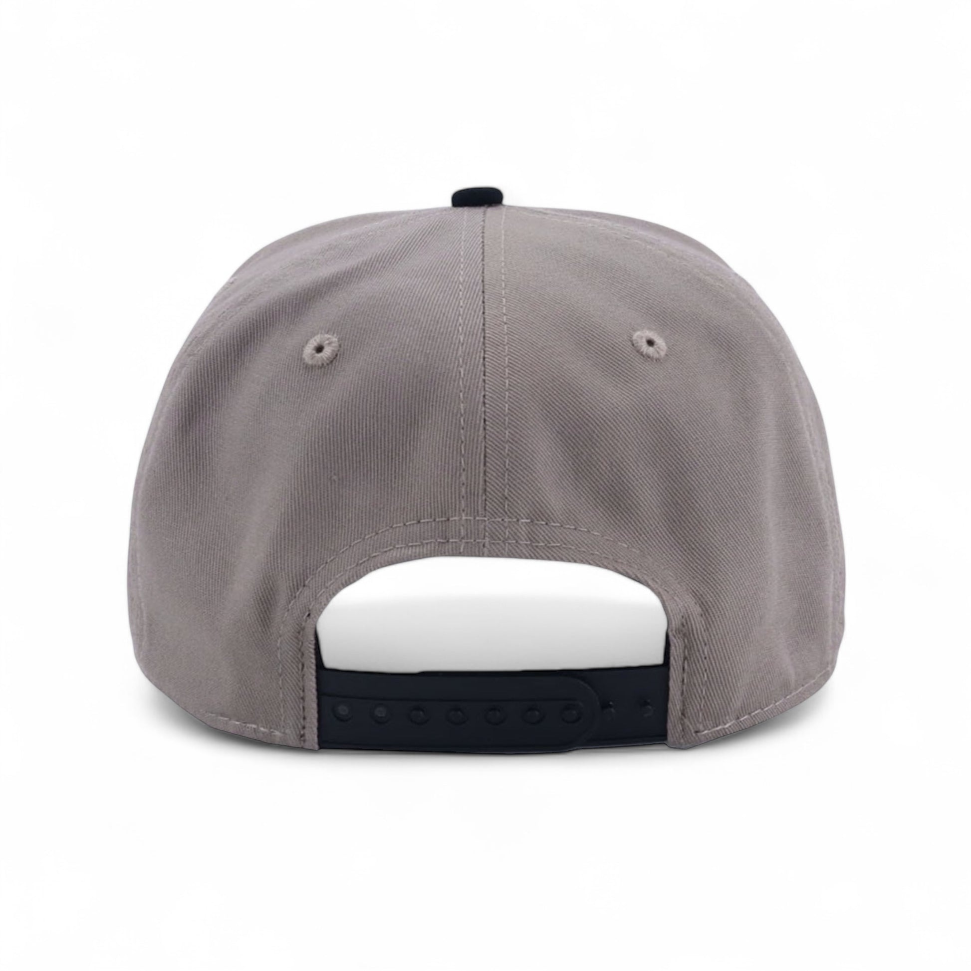 Graue Snapback Cap mit Luftlöchern und hochwertigem Logo-Design
