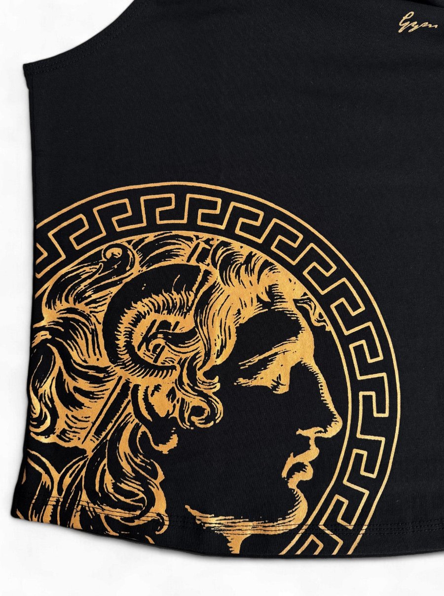 Detailaufnahme des goldenen Alexander der Große Prints auf schwarzem Gym Generation Stringer Tank Top.