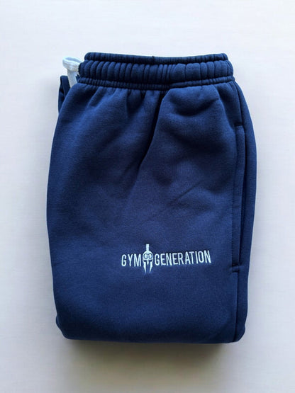 Dunkelblaue Gym Generation Jogginghose mit gesticktem Logo, ideal für Fitness, Training und bequeme Freizeitmode.