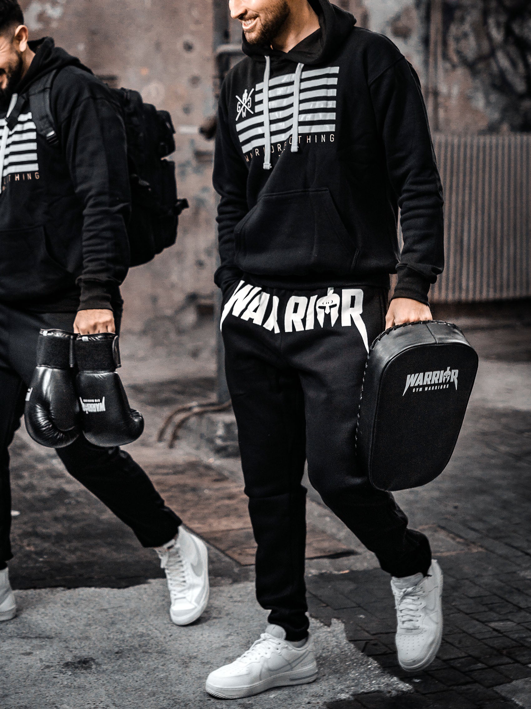 Schwarze Jogginghosen von Gym Generation mit "Warrior" Aufdruck. Sporthosen in Schwarz für Herren.