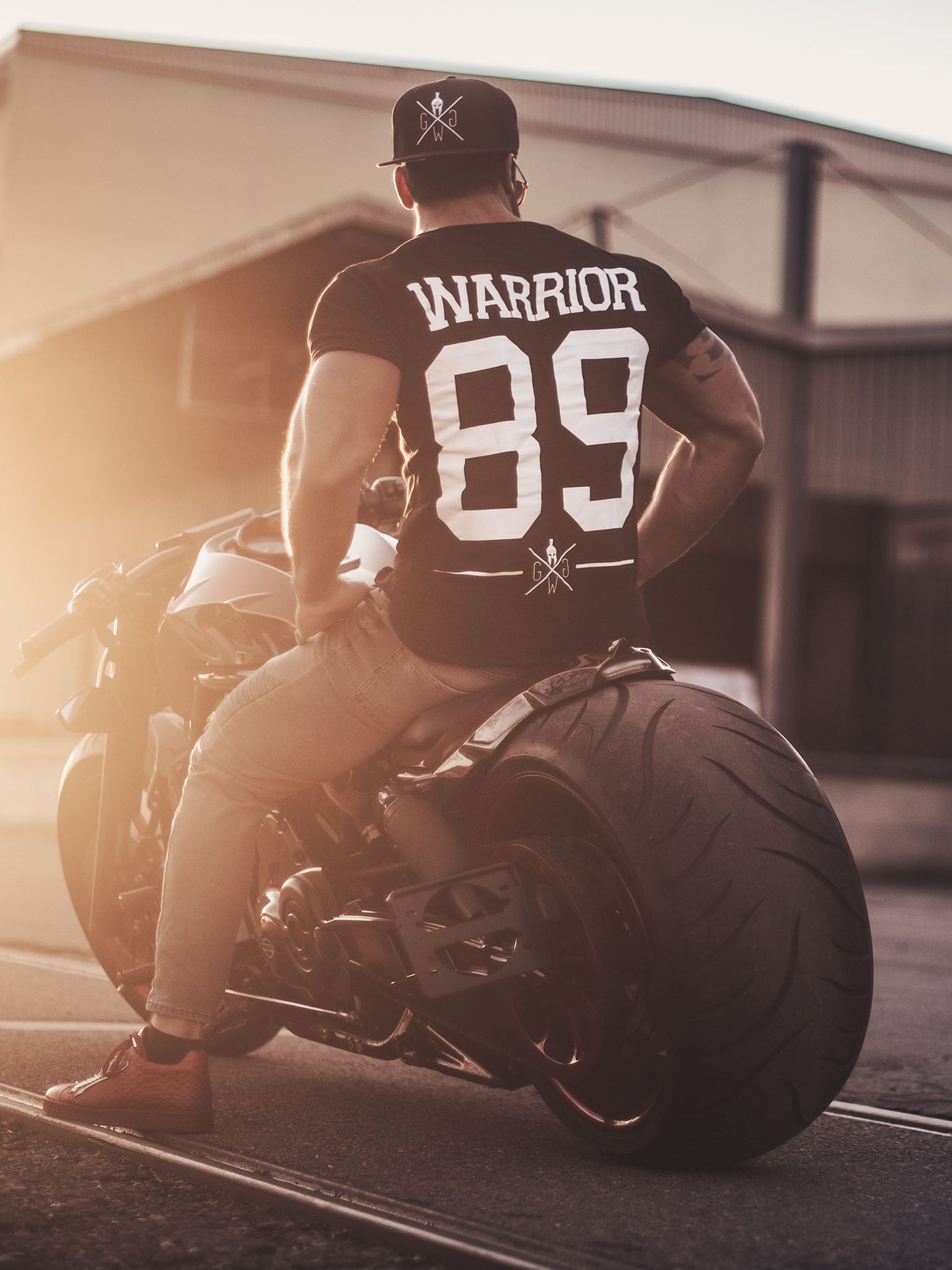 Warrior 89 T-Shirt Schwarz von Gym Generation –  Warrior T-Shirt mit Motorrad Look für echte Kämpfer.