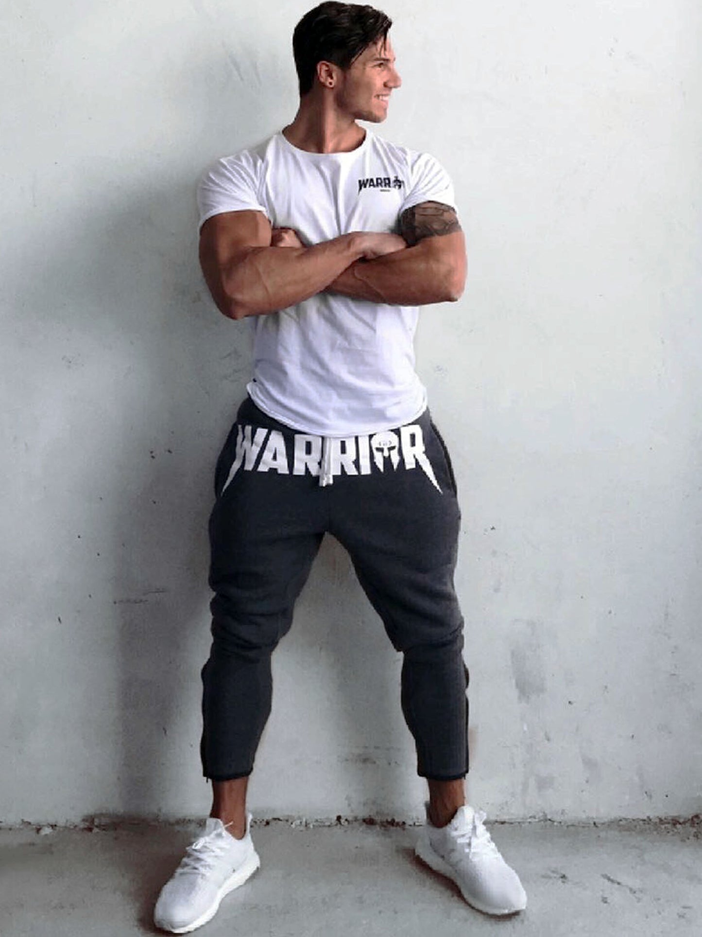 Dunkelgraue Herren Gym Hose mit weissem 'Warrior' Aufdruck. 