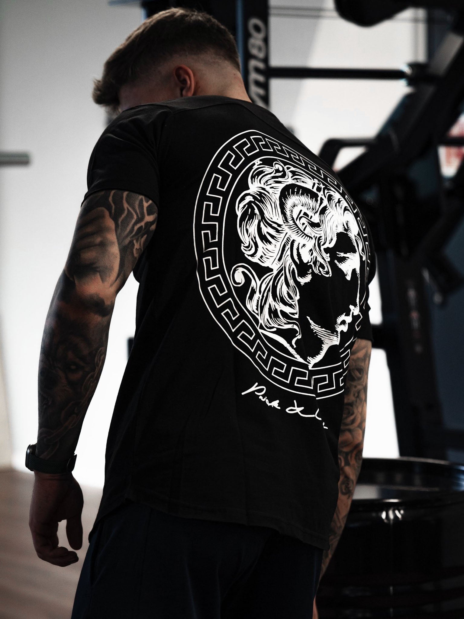 Gym Generation Alexander der Große Shirt – Modernes Herren T-Shirt in Schwarz mit kunstvollem Print, aus weicher Baumwolle für maximalen Komfort.