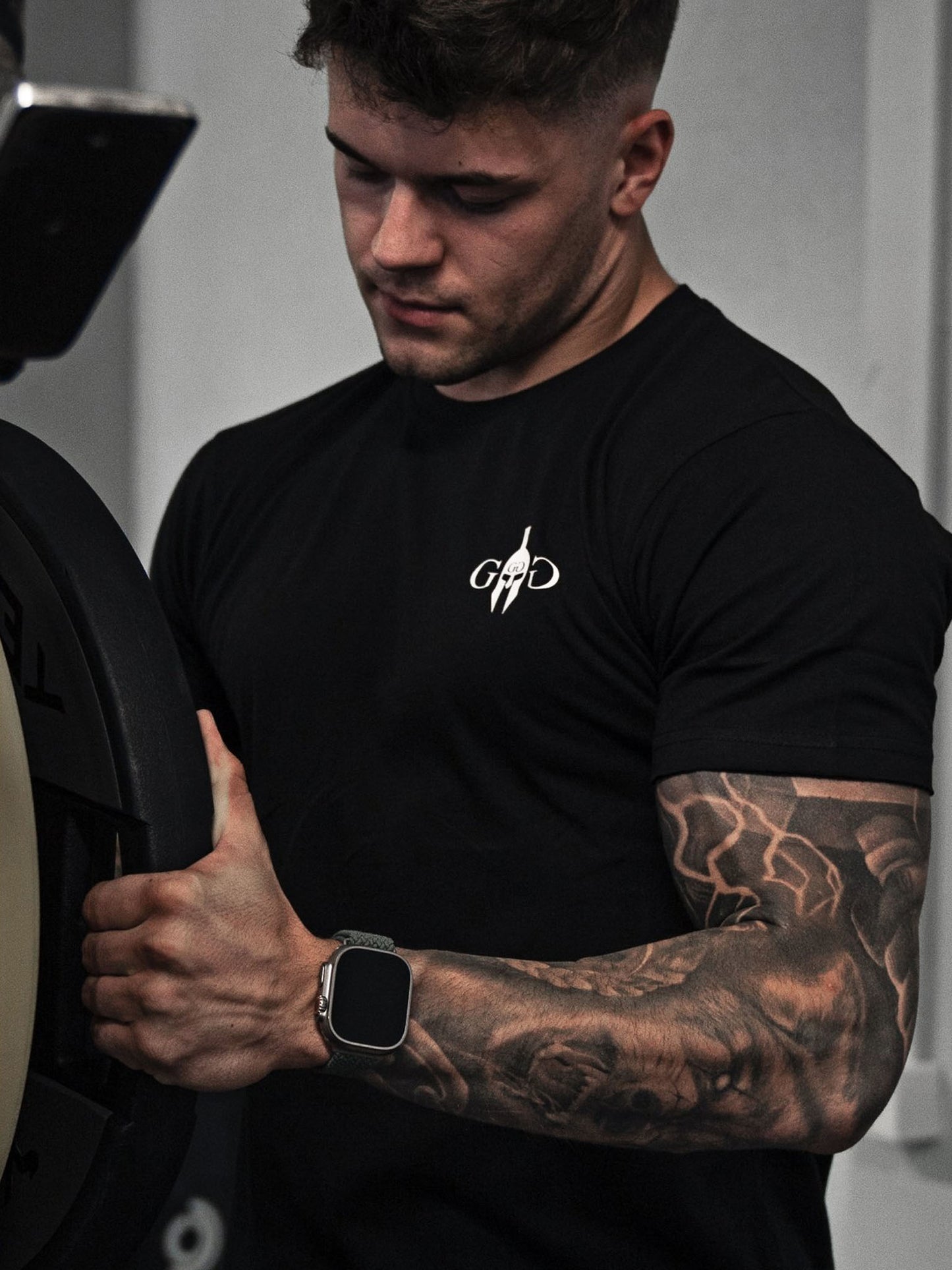 Alexander der Große Gym T-Shirt – Schwarzes Herren Sport T-Shirt mit ikonischem Logo-Druck und griechischem Muster, perfekt für Fitness und Freizeit.