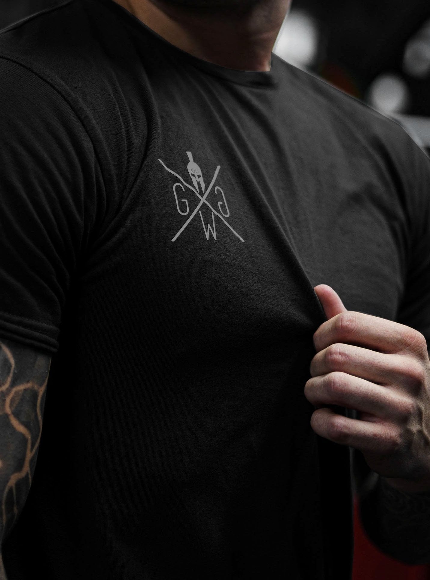 Herren Fitness T-Shirt Schwarz – stilvolles Shirt mit maskulinem Spartaner-Logo, aus atmungsaktivem Material, ideal für Sport und urbanen Style.