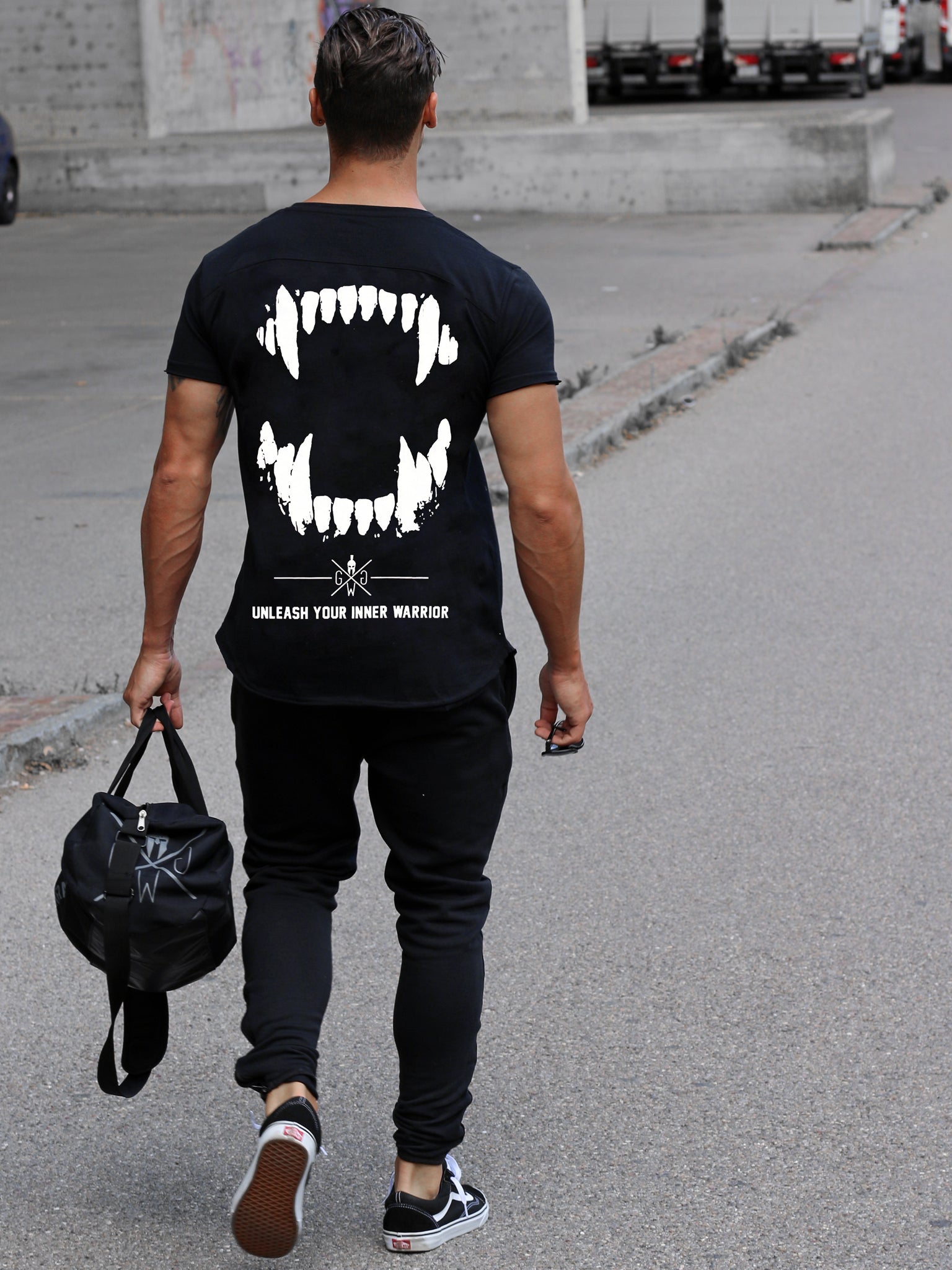 Stay Hungry Gym T-Shirt von Gym Generation – Schwarzes T-Shirt mit kraftvollem Wolfsdesign und dem Slogan „Unleash Your Inner Warrior“, ideal für Workouts.