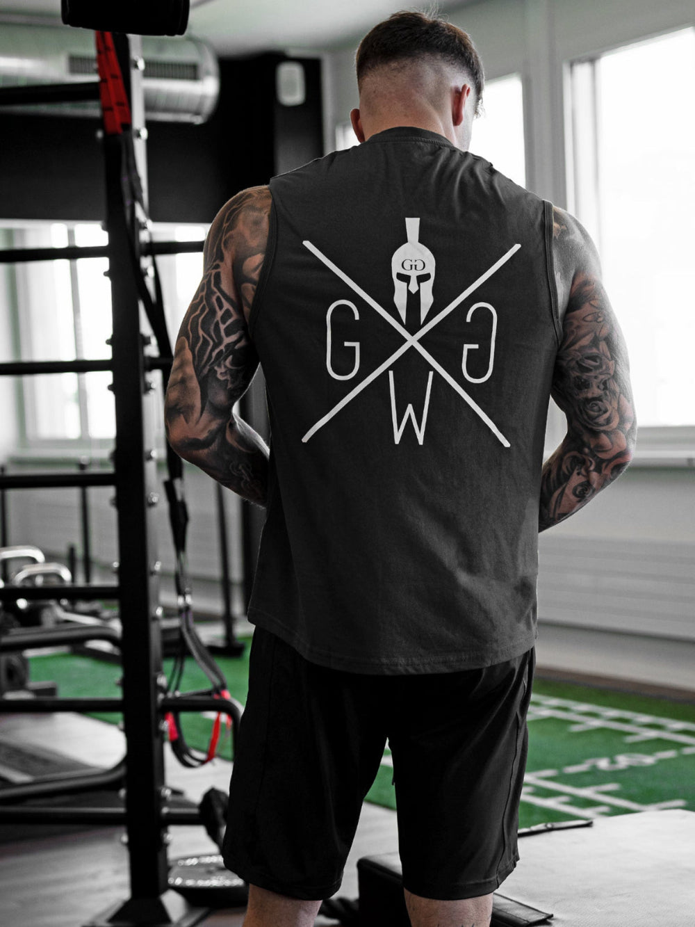 Dunkelgraues Gym Tank Top – Stylisches und funktionales Herren Sport Tank mit athletischer Passform und weissem Spartaner-Logo, perfekt für intensive Workouts.