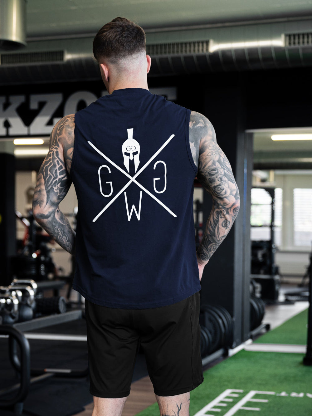 Gym Tank Top Navy Blau von Gym Generation – Atmungsaktives Fitness Tank aus Baumwolle-Polyester-Mix mit weißem Rückenprint, ideal für Sport und Streetwear.