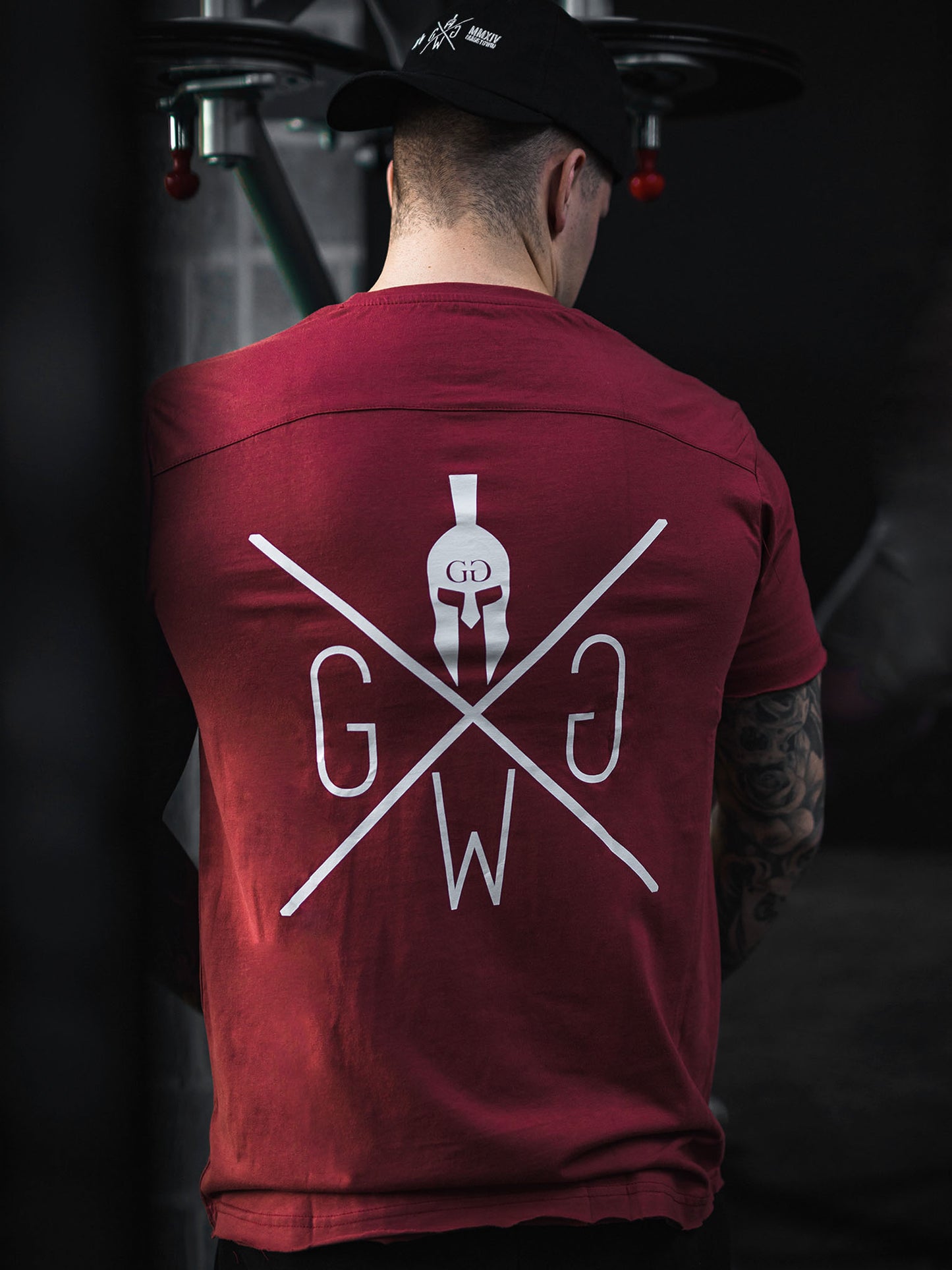 Hochwertiges bordeauxfarbenes Gym T-Shirt aus 100% Baumwolle mit markantem weißen Spartaner-Logo.