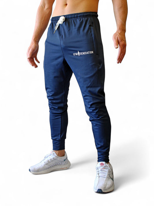 Herren Sporthose in Night Blue von Gym Generation, getragen von einem sportlichen Mann mit Sneakers.