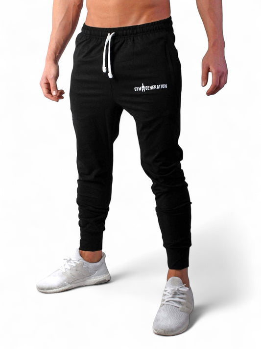 V8 Sporthose für Herren von Gym Generation in klassischem Schwarz mit dezentem Logo, ideal für sportliche Aktivitäten