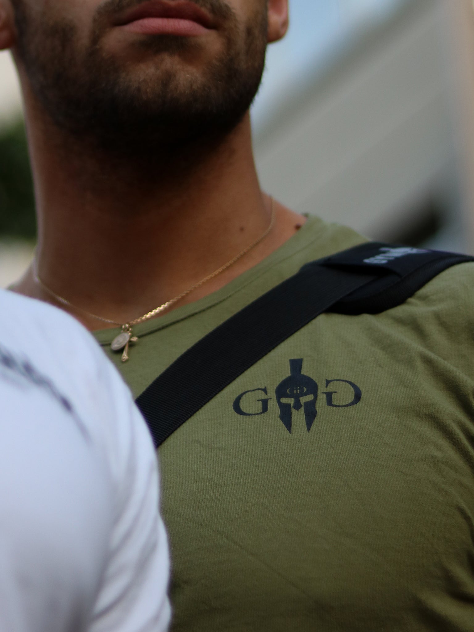 Trendiges Olive-T-Shirt von Gym Generation, vereint zeitlosen Stil und hohe Funktionalität.