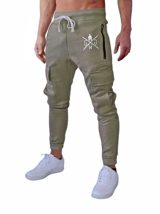 Olivefarbene Herren Cargo Trainerhose von Gym Generation, kombiniert Komfort und Stil im Urban-Look