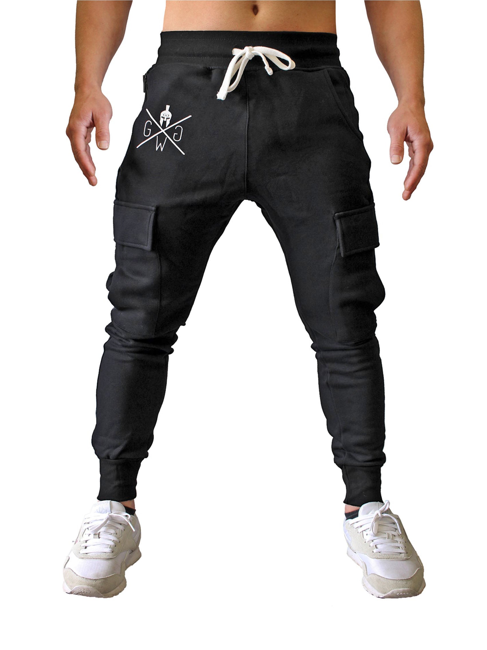 Moderne schwarze Cargo Trainerhose von Gym Generation mit dezentem Spartaner-Logo für athletischen Look.