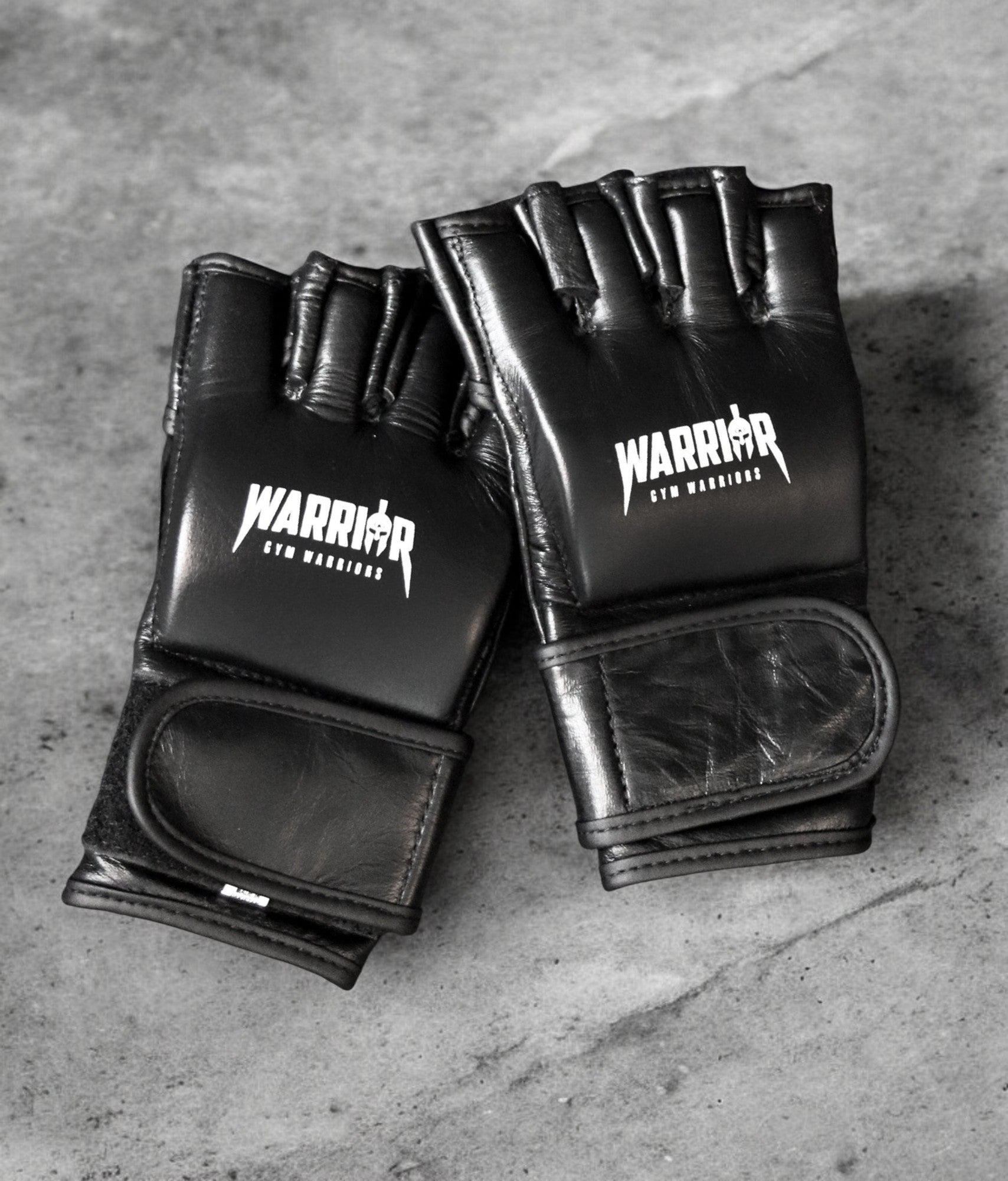 Schwarze MMA Handschuhe für Kickboxen, Thaiboxen und vielseitige Trainingseinheiten.