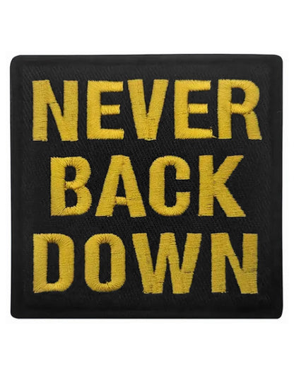 Never Back Down Patch – Hochwertiger Klett-Patch mit markantem Design, ideal für Rucksäcke, Jacken und taktische Ausrüstung.