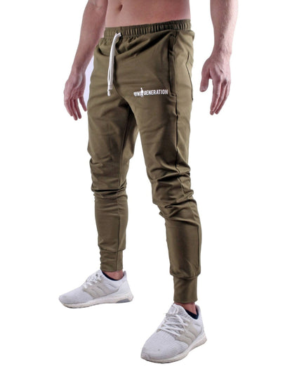 Herren Sporthose von Gym Generation in stilvollem Olive, getragen von aktiven Männern mit Sneakers.