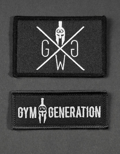 Zwei hochwertige Gym Generation Patches in Schwarz mit präziser Stickerei – eines mit stilvollem Logo-Design und eines mit dem Schriftzug „Gym Generation“. Ideal für die Individualisierung von Rucksäcken, Kleidung und Accessoires, perfekt für Sport und Alltag.