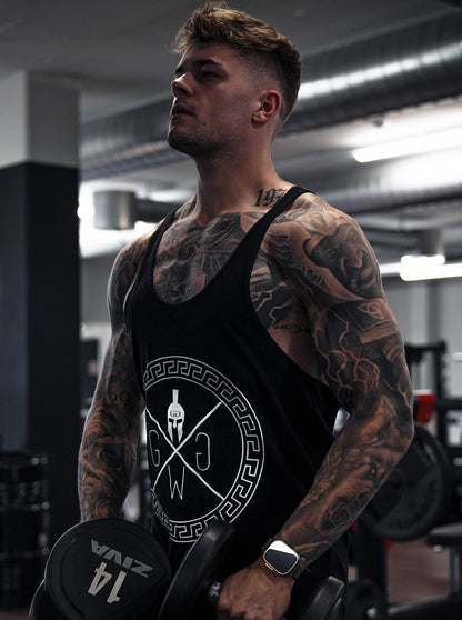 Schwarzes Spartan Stringer Tank Top – Hochwertiges Fitness Tank aus Baumwolle, inspiriert von antiken Kriegern, ideal für Krafttraining und Cardio.